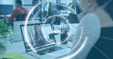 Arayan kişi dizüstü bilgisayara doğru eğilmiş bir kadın olarak başlıyor. İkonalar kayıyor, araçlar ortaya çıkıyor. Artırılmış, gerçeklik, örtüşme, arayüz, işbirliği, uzak, üretkenlik