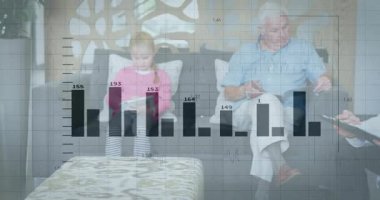 Doktor muayenesi için tablete tıklayarak sağlık tabletlerini başlatırken doktor panoya not alıyor. Aile, son sınıf, yetişkin, sağlık, teletıp, oturma odası, grafikler