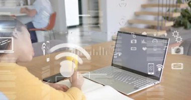 Çalışan, notlar yazan, telefonları dinleyen, klavyeyi hizalayan veri tablolarını başlatan genç bir kız. Ev, aile, öğrenim, öğrenim, eğitim, teknoloji, analitik