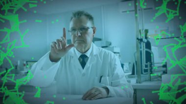 Kıdemli erkek bilim adamı kamerayı göstererek, çimdikleyerek ve grafiği yeniden boyutlandırarak yeşile boyamaya başlıyor. Laboratuvar, jestler, arayüz, artırılmış gerçeklik, teknoloji, bilim