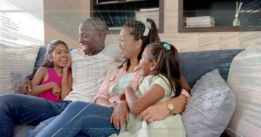 Aileler kanepede kızlara sarılıyor, animasyon kodları örtüşüyor ve aile bağlarını teknik demo için gösteriyor. Akrabalar, aileler, çocuklar, oturma odası, gün ışığı, birliktelik, sıcaklık