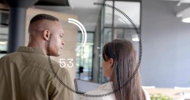 Kadın tableti tıkırdatıyor, erkek eğiliyor, insan kaynakları animasyon numaralarını ve iş için ilerleme yüzüğünü örtüyor. İşbirliği, iş arkadaşı, açılış planı, cam, ofis, modern, aygıt