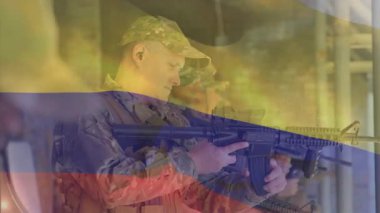 Asker bakışı tüfeği kontrol ediyor. Şarjör dolduruyor. Askeri eğitim bayrağını üç renkli bayrağın üzerine dikiyor. Karabina, kamuflaj, taktik, yelek, manga, kaplama, menzil