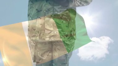 Katlanmış bayrağı tamir eden yukarı bakan asker üç renkli kaplama altında ulusu onurlandırıyor. Kamuflaj, üniforma, ordu, stüdyo, katmanlı, birleşik, gökyüzü.