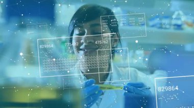 Kadın laboratuvar araştırmacısı sarı örnek topluyor AR panellerini getiriyor ve örnek analiz ediyor. Steril, gelecekçi, dijital, etkileşimli, veri, görselleştirme, laboratuvar