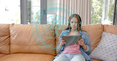 Kanepeye tıklayan genç bir kadın yapay zeka grafiğini etkinleştiriyor ve yapay zeka özelliklerini keşfediyor. Koltuk, cihaz, kulaklık, devre, oturma odası, güneş ışığı, yaşam tarzı