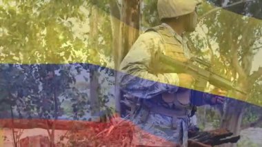 Erkek asker ormanı tarıyor ve bayrak gibi etrafı tarıyor. Güvenlik için tüfeğin kabzasını ayarlıyor. Orman, kamuflaj, taktik, açık hava, devriye, tetikte, tetikte