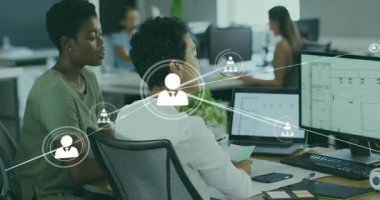 Ekran açma uygulamasındaki iki iş arkadaşı planlama için ekip üzerinde genişleyen bir düğüm oluşturuyorlar. İşbirliği, ağ, analitik, torpido, takım çalışması, modern aygıtlar