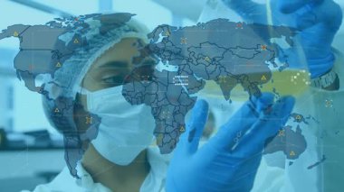 Örnek incelerken şişe kaldıran kadın laboratuar bilimcisi. Dünya haritası ikonlarla örtüşüyor. Araştırmacı, eldiven, bank, steril, fütüristik, veri, analiz