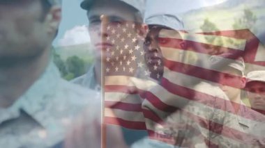 Askerler askeri eğitimde hazır bulunuyorlar, bayrak üstüste dikiliyor ve yüzler arasında el sallıyorlar. Sancak, açık hava, düzen, disiplin, birlik, selam, yoldaşlık