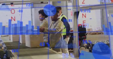 Ambardaki kutuları taşıyan paketçiler kırmızı tarayıcıya, kurşun kontrolüne, mavi veri takibine basıyor. Paketleme, tamamlama, lojistik, iş akışı, işbirliği, yelek, istasyon