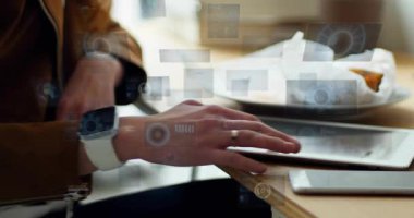 Kadın tableti tıklatıyor, iş saatine bakıyor, hamur işi yerken AR teknolojisi panelleri getiriyor. Holografik, arayüz, artırılmış, gerçeklik, kruvasan, kafe, birlikte çalışma