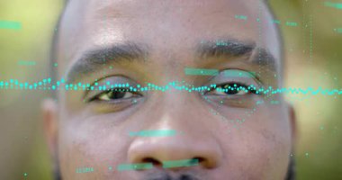 Adam göz kırpıyor ve gülümsüyor. Sonra gök mavisi AR verileri göz kapaklarını süpürüyor. Teknoloji HUD 'u gösteriyor. Portre, yakın çekim, holografik, görselleştirme, doğa, park, gün ışığı