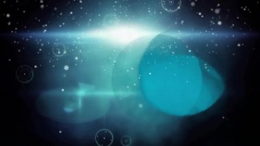 Merceklerin parlaması, deniz mavisi disklerin kayması ve kar tanelerinin düşmesi yoğun katmanlı bileşim oluşturur. Özet, hareket, daireler, halkalar, parçacıklar, yıldız alanı, ışıltı