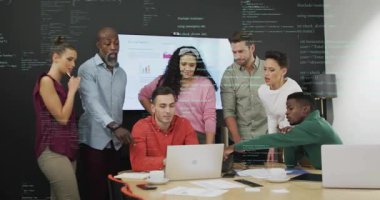 Ekip eğilirken, dizüstü bilgisayar operatörü yazarken, işaret ederken ve teknik güverteyi yönetirken, kod üstü örtülürken. İşbirliği, takım çalışması, konferans, toplantı odası, sunum, grafikler, veri