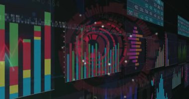 Sağ tarafa bakan kamera, veri duvarı ve kırmızı HUD titreşim, genişleme, analitik gösteren çubukları güncelleme. Görselleştirme, gösterge panelleri, holografik, fütüristik, 3d, ekran, metrik