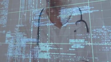 Erkek doktor öne çıkıyor, kamera yükseliyor, HUD yüz taraması yapıyor ve steteskopu taramak için parlaklaştırıyor. Fütürist, sağlık teknolojisi, kaplama, dijital, klinik, profesyonel, portre