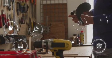 İnsan Kaynakları, teknik ekip kulaklıkları alıyor, yastıkları inceliyor, atölye güvenliği için kayışları ayarlıyor. Benç, araç gereç, tahta, gün ışığı, gözlükler, iş kıyafeti, kaplama