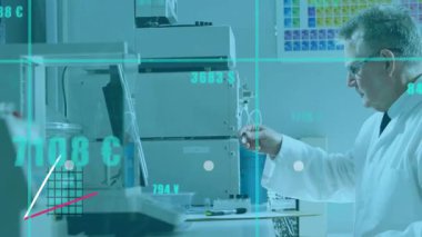 Laboratuvar bilim adamı şişe kaldırıyor, alternatif enstrüman ve klavye kullanımı, izleme için grafikler yükseliyor. Araştırmacı, analizci, çalışma istasyonu, veri, görselleştirme, örtüşmeler, kesinlik