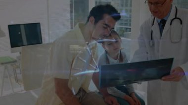 Dr., mavi sarmal taramasına başlayarak teşhis için masum baba ve çocuğu muayene ettiğini gösteriyor. Radyografi, klinik, ebeveyn, aile, pediatri, kaplama, profesyonel