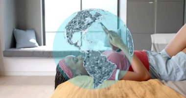 Yatağa uzanmış bir kadın akıllı telefonları dinliyor. Gövde üzerinde dönen AR küresi çağırıyor. Teknolojik bağlantıları gösteriyor. Holografik, üstüste, bağlantı, dijital, güneş ışığı, gündelik, yatak odası