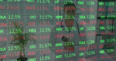 Doktor tablet ve steteskop tutuyor verileri senkronize ediyor ve bakım için kaydırma yüzdelerini izliyor. Klinik, sağlık, sağlık, klinik, profesyonel, üst üste, aygıt