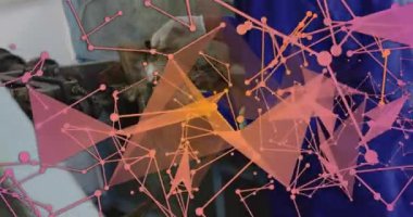 Eldivenli teknisyen bağlanıyor, gevşiyor, dönüş mili açıyor, AR pervane onarımını gösteriyor. Tamirci, atölye, sanayi, vites kutusu, makine, hassasiyet, artırılmış