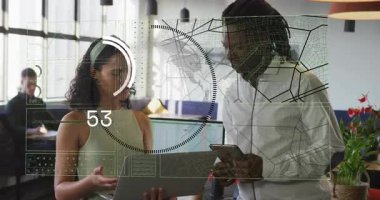 Dizüstü bilgisayarı olan bir kadın ve telefonlarını dinleyen bir adam teknik verileri kontrol eden bir adam, HUD küresi, olay yerindeki rakamlar. İşbirliği, birlikte çalışma, ofis, analitik, gösterge paneli, aygıtlar, açılış planı