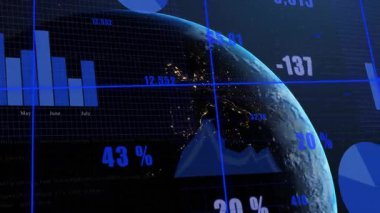 Dünya küresi veri beslemesi başlatırken dönüyor, yer değiştirme, grafikler canlandırıyor, verileri görselleştiriyor. Gezegen, gece, boşluk, gösterge paneli, bilgi, grafikler, çizgiler