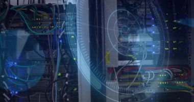 Ağ durumunu görselleştirirken solda HUD görünmesi ve sağı süpürmesi raf kablolarını ortaya çıkarması. Sunucu, kabine, veri tabanı, kablo, yama paneli, öncü, üstüste