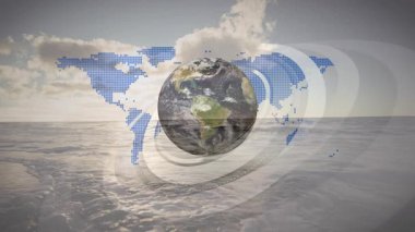 Örtü soluyor, 3D Dünya ortaya çıkıyor, halkalar oluşuyor, dünya dönüyor, noktalı harita parlıyor bağlantıları gösteriyor. Küre, gezegen, yörünge, yarı saydam, holografik, okyanus, ufuk