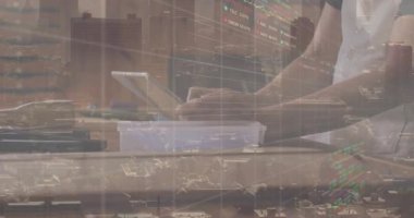 Tableti tıkırdatan ve masa üstünü kaplayan hisse senedi grafiklerini gösteren bir adam. Ev, ikili, takım çalışması, dizüstü bilgisayar, uzaktan kumanda, şehir, finans