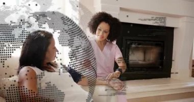 Nöbet tutarken şişen kelepçeleri hazırlayan hemşire, hastadan sağlık kontrolü alan, dünyayı kaplayan hemşire. Bakıcı, ev bakımı, monitör, veri, sıcaklık, şömine, kanepe