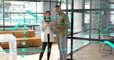 Kadın telefonda iş görüşmesine başlarken, erkek öne eğiliyor, zaman damgası yapıştırıyor. Ofis, iş arkadaşları, işbirliği, akıllı telefon, modern, dinlenme odası, deniz mavisi.