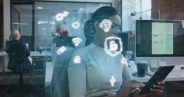 Kadın tableti açık planlı ofiste tıklayarak görsel veri akışını engelliyor. Aygıt, gösterge paneli, analiz, birlikte çalışma, modern, izleme, işbirliği