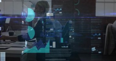 Oturan analist iş yerinde yazıp tıklıyor, veri tablolarına neden oluyor, dizinleri gözden geçirmek için dağıtıyor. İşbirliği, takım çalışması, ofis, modern, artırılmış, gösterge paneli, dizüstü bilgisayar