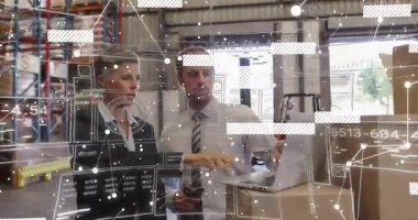 Kadın kurşun yarası, erkek depoda dizüstü bilgisayar ve tarayıcı kullanıyor, denetim için veri örtüsü kullanıyor. Analizler, işbirliği, envanter, lojistik, denetim, raflama, forklift