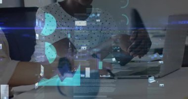 Laptop kağıtlarındaki iş verilerini analiz eden iki kadın, el odaklı kameralar grafiklere neden oluyor. İşbirliği, takım çalışması, analitik, paneller, ofis, toplantı, modern