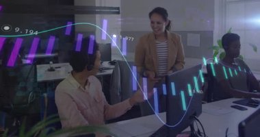 Telefon seti temsilcisini monitörden alışveriş için mum akışını gösteren bir akran. İşbirliği, meslektaşlar, analitik, görselleştirme, finans, gösterge paneli, ofis