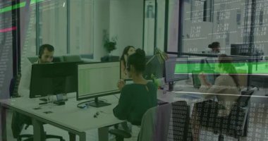 Ön kadın ofiste kulaklığı ayarlıyor, şifreleme işlemini izliyor, verileri güvence altına alıyor. Siber güvenlik, işbirliği, açılış planı, kod, ekranlar, masalar, profesyoneller