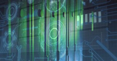Zayıf yeşil çubuk aydınlatma, merkezi HUD halkaları titreşiyor ve keskinleştiriyor, veri taramasını görselleştiriyor. Gelecekçi, sibernetik, holografik, dünya, devreler, sunucular, raflar