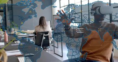 Adam açık planlı ofise VR kulaklığı takıyor, harita etkinleştiriyor ve teknik test için düğümleri değiştiriyor. Güçlendirme, arayüz, görselleştirme, jestler, işbirliği, çalışma alanı, gün ışığı