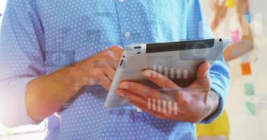 Erkek tableti tıklatıyor, kadın iş planı için yapışkan notlar yazarken HUD tablosunu örtüyor. İşbirliği, fikir, planlama, üst üste, dokunmatik ekran, veri, grafikler