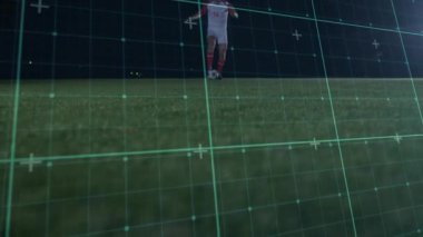 Beyaz ve kırmızı oyuncunun gece top sürmesi, mavi oyuncunun top çalması, şebeke takibi. Futbol, top, açık hava, gece, projektörler, büyütme, rekabet