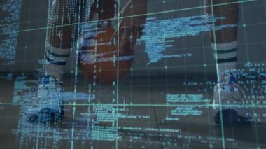 Erkek basketbolcu, saha zemininde kontrollü top sürmeye başlıyor. HUD ızgarası performansı analiz ediyor. Atlet, tutuş, top, spor salonu, artırılmış, üst üste, analitik