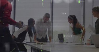 Yönetim kurulu ekibi dokümanları kontrol ediyor klasör planlama işini belirsiz yeşil kaplama altına alıyor. Toplantı, işbirliği, dizüstü bilgisayarlar, belgeler, ofis, odak, strateji