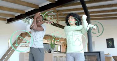 Fitness ikilisi vücut genişletmeye başlıyor, kollar içerik için dönüyor, elleri birbirine bağlayan ikonlar, yüzler. Hareket, koordinasyon, ortaklar, holografik, gün ışığı, çatı katı, modern