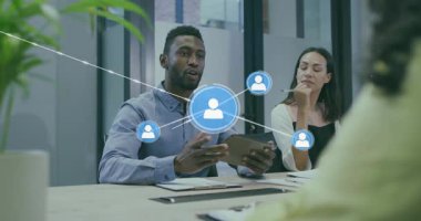 Tablet tutan adam konuşuyor, iş toplantısında el kol hareketi yapıyor, ağ büyüyor, el sıkışma anlaşması yapıyor. Konferans, toplantı odası, işbirliği, bağlantı, kaplama, simgeler, düğümler