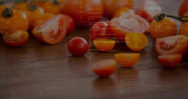 Domates kümesi merkezde kalırken kameranın odak değişimi başlıyor, kod parlaklığı gösteriyor. Üretmek, yakın çekim, makro, ahşap, sıcak, canlı, doku