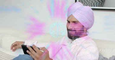 Kanepede oturan adam telefonu dinliyor, uygulama verilerini gösteren teknik görseller kuruyor, beyin devreleri titreşiyor. Sinirsel, devre, holografik, üst üste, oturma odası, kanepe, fütürist